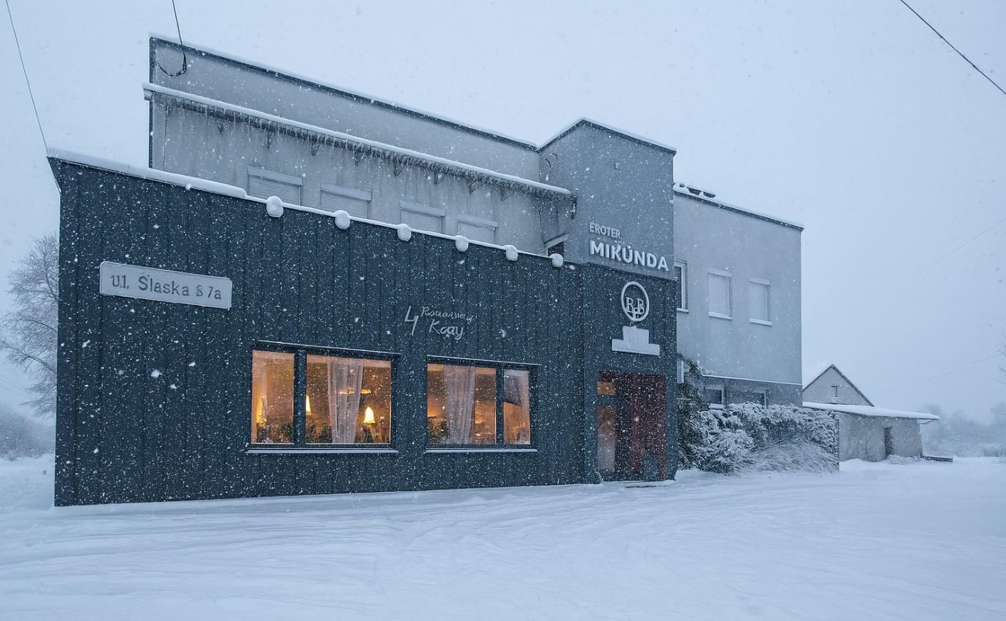 Gdzie nocują pracownicy zimą? Sprawdzone noclegi przy A4 w Małopolsce